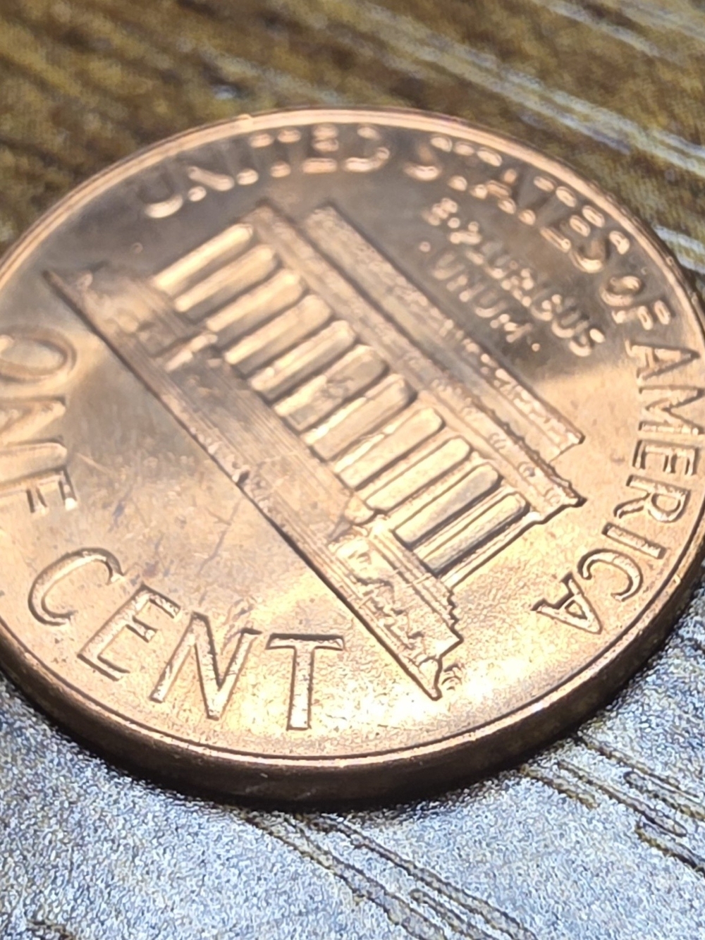 Coin on surface - Picture 4 of 6